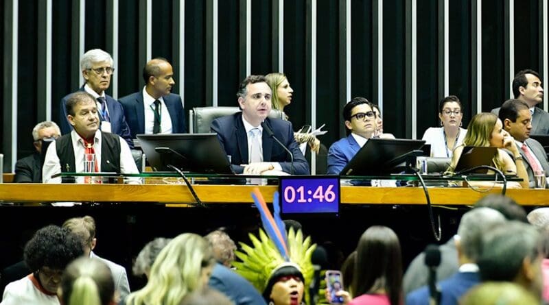 Um dos temas mais polêmicos em 2023, o Veto 30/2023, aposto ao marco temporal para a demarcação de terras indígenas (Lei 14.701, de 2023), foi objeto de análise pelo Congresso Nacional nesta quinta-feira (14). Senadores e deputados votaram o veto de maneira fatiada e devolveram à lei o trecho que dá nome ao projeto, ao definir as “terras indígenas tradicionalmente ocupadas” como aquelas “habitadas e utilizadas” pelos indígenas para suas atividades produtivas na data da promulgação da Constituição. Esse ponto específico foi analisado individualmente, por meio de destaque que recebeu 53 votos pela rejeição e 19 pela manutenção no Senado, e 321 votos pela derrubada e 137 pela manutenção na Câmara dos Deputados. Com a rejeição do veto, os indígenas terão direito à demarcação apenas das áreas que ocupavam até 5 de outubro de 1988, quando a Constituição foi promulgada. A matéria vai a promulgação. O marco temporal teve origem em projeto de lei (PL 2.903/2023) apresentado pelo ex-deputado Homero Pereira (MT) e aprovado pelo Senado em setembro, sob relatoria do senador Marcos Rogério (PL-RO), com 43 votos favoráveis e 21 contrários. Mas o projeto foi vetado pelo presidente Lula, sob o argumento de que os vetos eram necessários em razão da decisão do Supremo Tribunal Federal (STF). O STF considerou inconstitucional a tese do marco temporal das terras indígenas, que estabelece a demarcação dos territórios indígenas respeitando apenas a área ocupada pelos povos originários até a data da promulgação da Constituição, e não a qualquer tempo. Com voto vencido pela manutenção do veto, o líder do Governo no Congresso, senador Randolfe Rodrigues (Rede-AP), reforçou que a demarcação foi pacificada pela Constituição de 1988 e que o direito à posse da terra pelos povos originários foi também afirmado recentemente pela ampla maioria dos ministros da Suprema Corte. — O presidente Lula aportou veto a esse tema com muita consciência de que esses povos vinham sendo desrespeitados em todos os seus direitos. Compreendemos que não há dúvida sobre o que está escrito no texto da Constituição. Por isso, nosso voto é ‘sim’ — declarou.  Para Marcos Rogério, que integra a oposição, não seria possível aceitar "tamanha insegurança jurídica".  — Não podemos viver em um país que desrespeite a tradição, que desrespeite a tradição jurídica. E esse é o momento em que o povo brasileiro, o setor produtivo, contava com o Congresso Nacional para derrubar o veto ao marco temporal e garantir segurança jurídica para quem está no campo produzindo, segurança jurídica para quem está na terra. Nós não queremos violência. Nós queremos paz no campo e paz para quem está trabalhando e produzindo alimentos para o Brasil e para o mundo.  O senador Weverton (PDT-MA) disse que votaria pela derrubada do veto ao marco temporal, por considerar que a demarcação de terras indígenas ocorre de maneira equivocada no Brasil. Ele defendeu políticas públicas de qualidade para esses povos, “para que eles possam manter suas tradições de forma inclusiva”.  Também contrário ao veto, o senador Esperidião Amin (PP-SC) disse que a medida de Lula era "nociva à segurança da sociedade brasileira, especialmente à dos indígenas".  O fato de o país ainda estar discutindo o assunto foi criticado pelo senador Luis Carlos Heinze (PP-RS). Para ele, a Constituinte de 1988 já dava um prazo de cinco anos para se resolverem todos os casos de terras indígenas no Brasil.  — Outubro de 1993. E nós estamos, em 2023, discutindo a mesma coisa. É um desrespeito com a Constituição brasileira. Sempre acham uma forma e um jeito [...] Peço o empenho e o apoio, pela responsabilidade que nós temos com o direito de propriedade. Hoje, é no meio rural. Mas se essa moda pega, amanhã qualquer propriedade, na cidade ou no campo, poderá ser expropriada — declarou. A rejeição do veto também foi celebrada pela senadora Tereza Cristina (PP-MS) — Hoje trouxemos a paz para o campo, a paz para as cidades, a paz para o Brasil.  Acordo Outros pontos vetados por Lula foram analisados de forma separada e mantidos pelos parlamentares: a retomada de terra indígena por alteração de traços culturais; o plantio de transgênicos em terras indígenas; e o contato com povos isolados, que deve ser evitado ao máximo, salvo para prestação de auxílio médico ou para intermediar ação estatal de utilidade pública.  Os únicos trechos que não tinham sido alvos de veto por parte do Executivo são os que tratam das disposições gerais com a definição dos princípios orientadores da lei, as modalidades de terras indígenas para reconhecimento da demarcação e os pontos que norteiam o acesso e a transparência do processo administrativo.  Entre as justificativas do veto ao marco temporal, o presidente argumentou que a iniciativa do Legislativo contrariava o interesse público e incorria em vício de inconstitucionalidade “por usurpar direitos originários” já previstos na Constituição. Fonte: Agência Senado